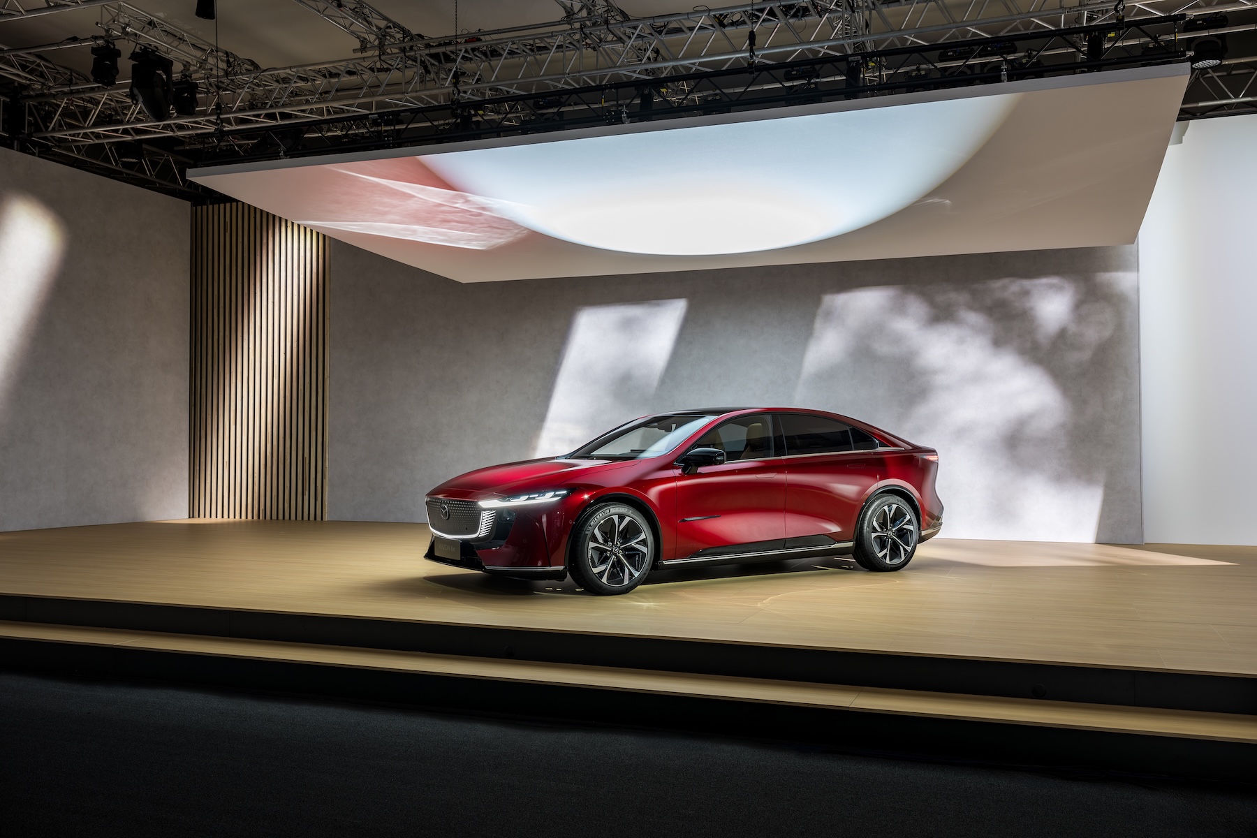 La nouvelle berline électrique adopte un style dynamique et élégant. © Mazda