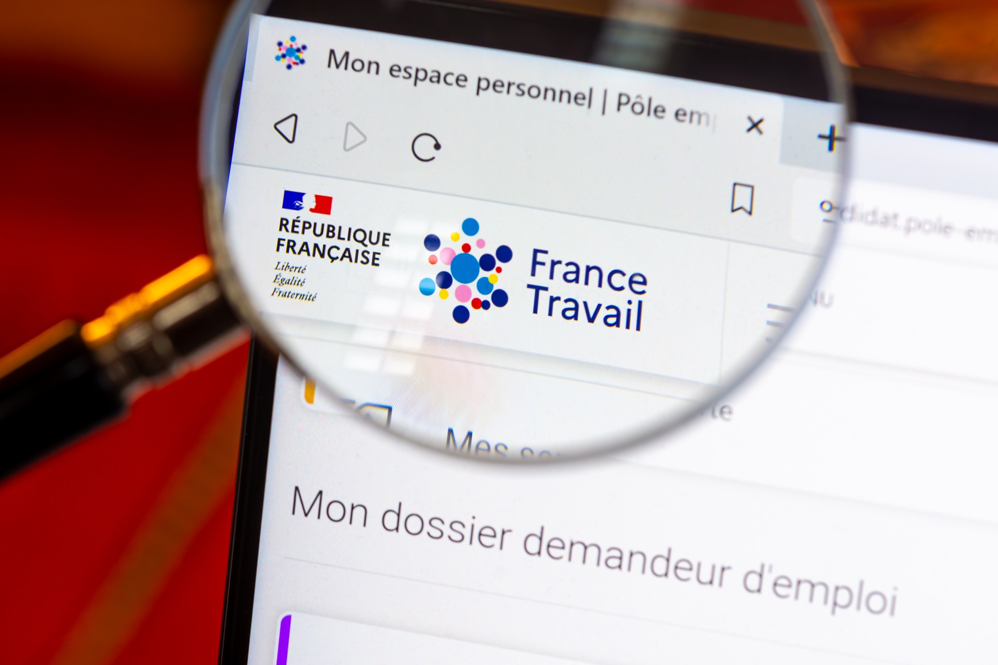 Pour pouvoir cumuler allocations chômage et statut d'auto-entrepreneur, il faut avant tout être inscrit à France Travail (anciennement Pôle emploi) et remplir différentes conditions pour pouvoir bénéficier de l'ARE. © HJBC, Adobe Stock.