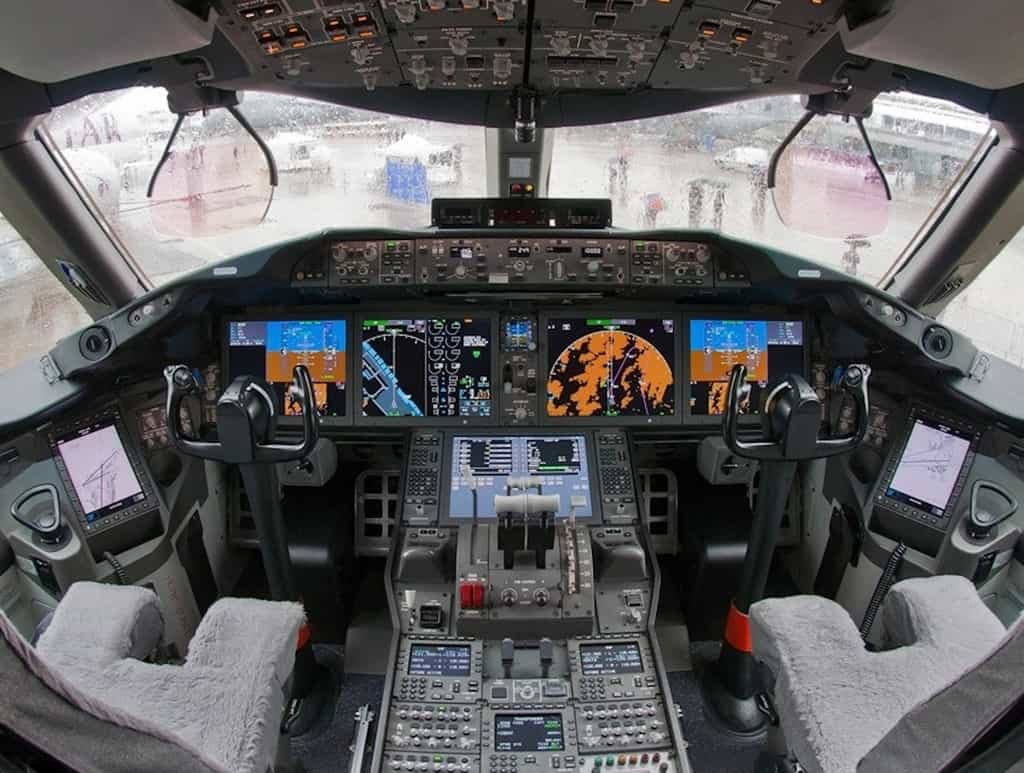 Cockpit complet d’un B-787. © Alex Beltyukov WC