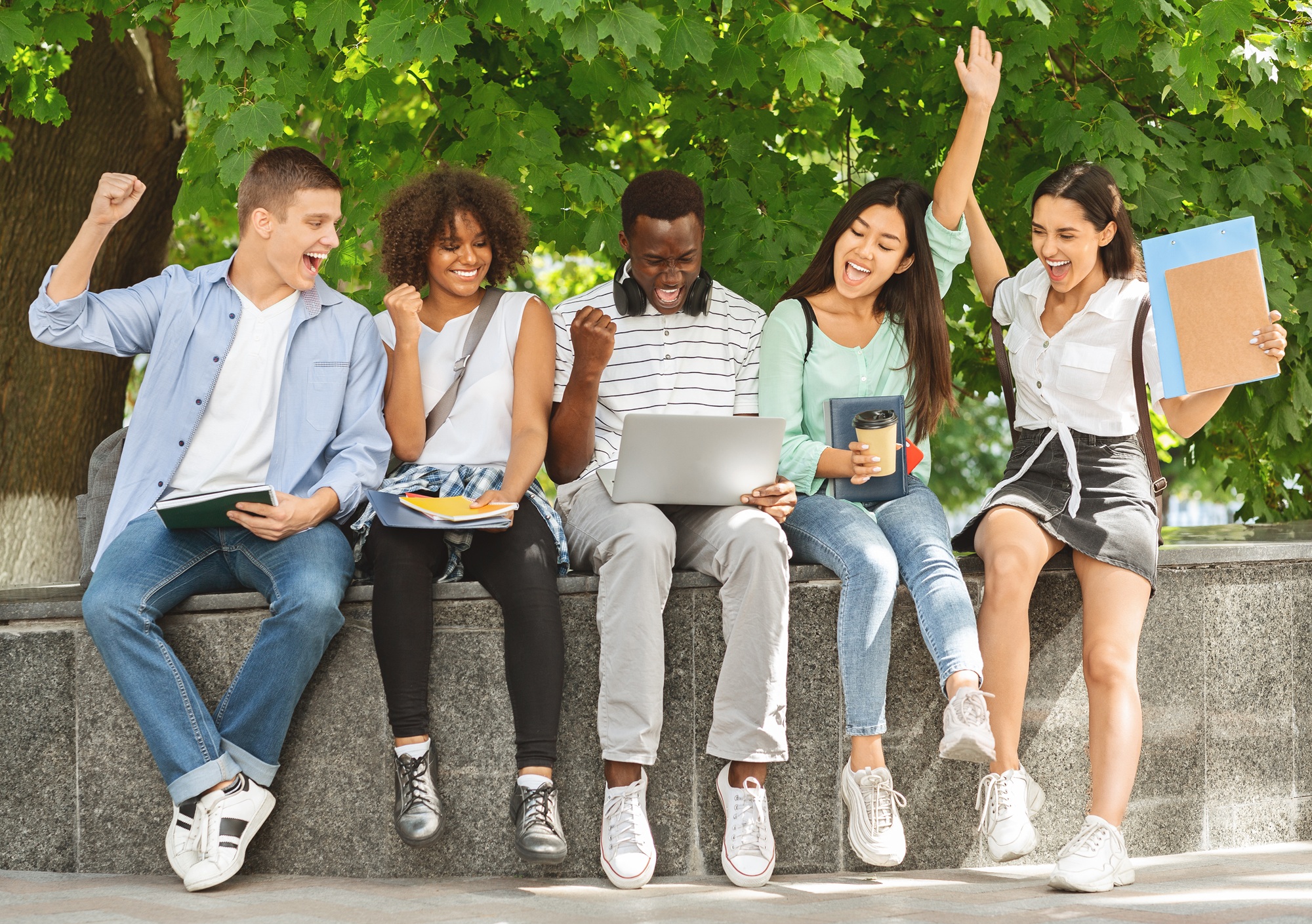 Ce 4 juillet 2025 est synonyme de jour de délivrance pour de nombreux bacheliers. Les résultats sont enfin publiés, mais au-delà du stress de l'obtention du bac, s'ajoute celui de la mention. Si celle-ci permet d'entrer plus facilement dans les études supérieures souhaitées, elle permet aussi à de nombreux bacheliers d'obtenir une récompense financière à ne pas négliger. © Prostock-studio, Adobe Stock