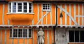 Les maisons à colombages, aussi appelées maisons à pans de bois ou maisons à corondages, se reconnaissent grâce à deux éléments. Le premier est, évidemment, le colombage, c'est-à-dire un ensemble de poutres apparentes qui délimitent des compartiments au sein du mur. Le second est le hourdage, soit la maçonnerie remplissant les compartiments du mur. Elle est souvent réalisée à partir de plâtre ou de bauge. © Creative Commons, CC0