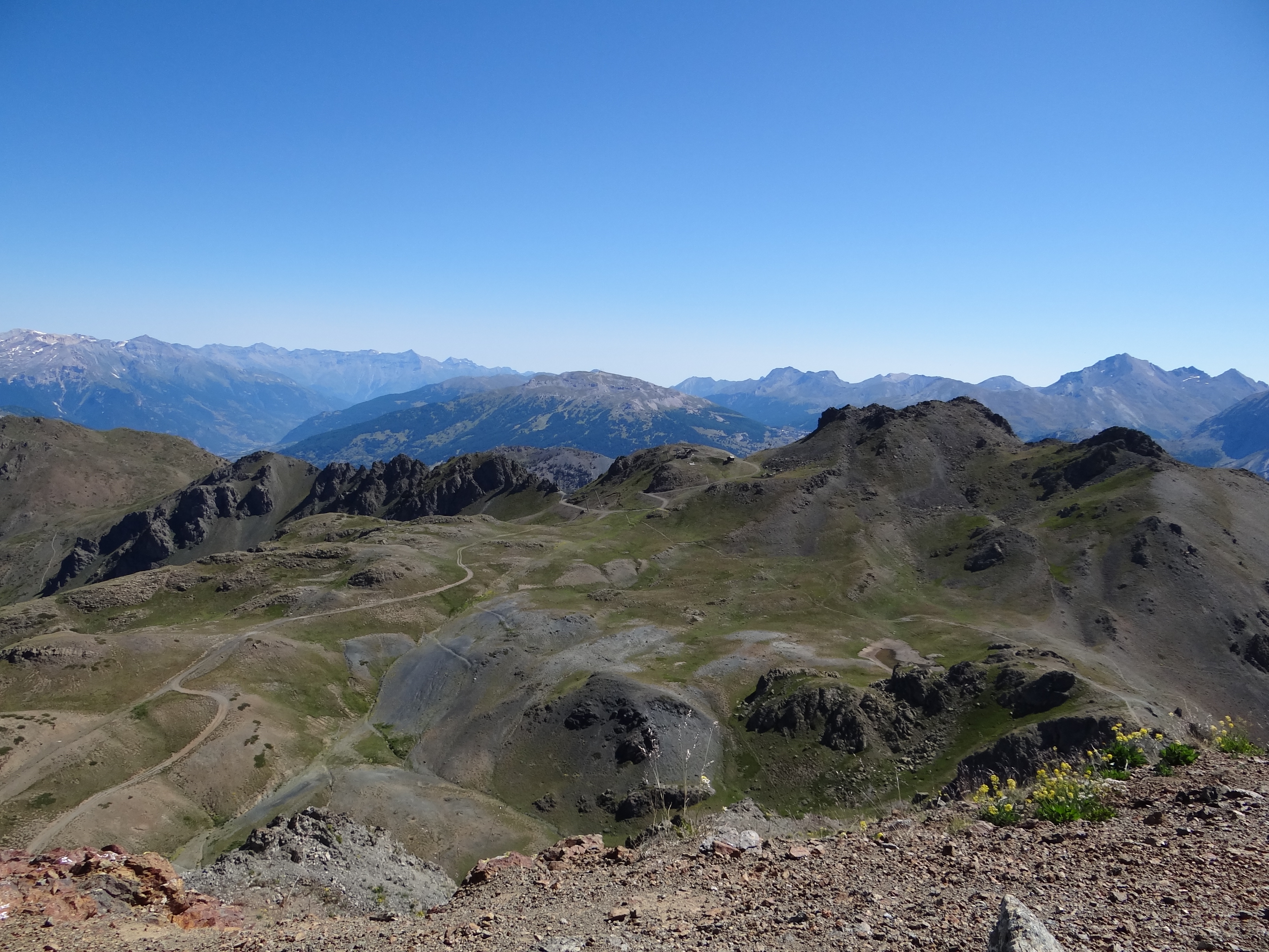 Les ophiolites du Chenaillet montrent qu'il y a dans les chaînes de collision des zones de manteau exhumées héritées d'une phase tectonique extensive ancienne. Or, ces roches sont capables de produire d'importantes quantités d'hydrogène. © Morgane Gillard, tous droits réservés