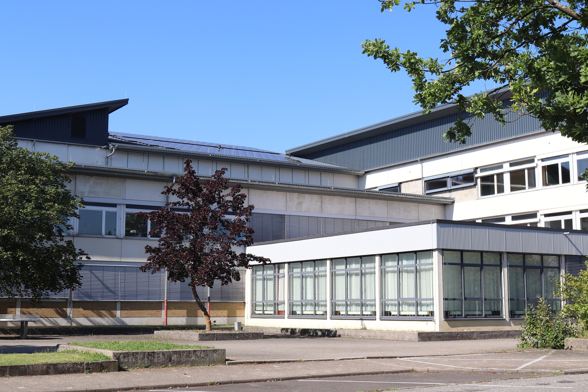 Chaque année, le ministère de l'Éducation nationale publie les Ivac et les Ival des collèges et lycées français. Ces indicateurs de valeur ajoutée permettent de connaître les performances d'un établissement, déterminé en fonction de plusieurs critères sociaux notamment, évitant un simple classement basé sur le taux de réussite au brevet ou au bac. © Inka, Adobe Stock.