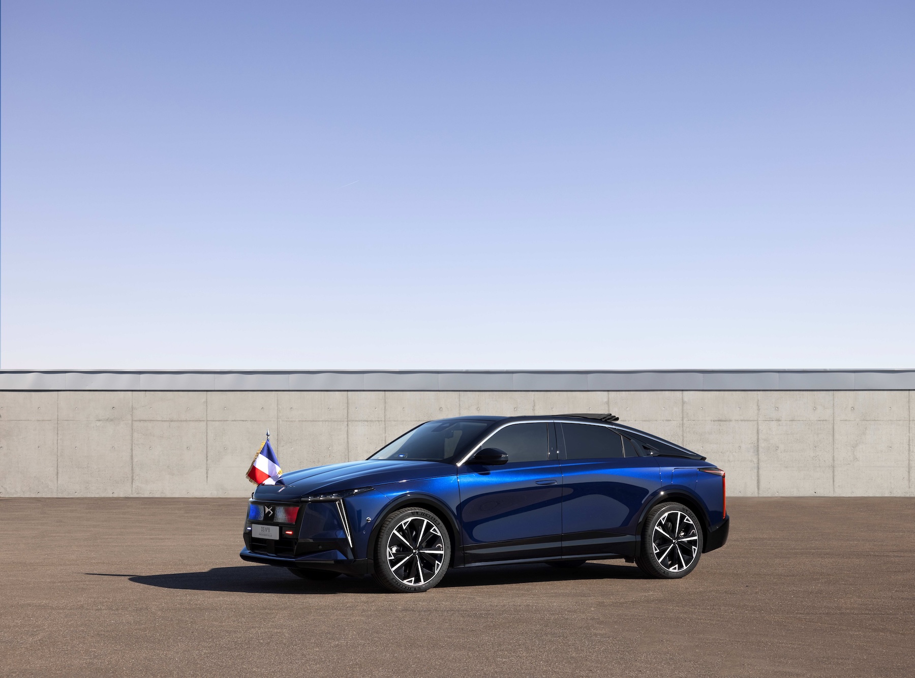 La nouvelle DS N° 8 Présidentielle est apparue pour les commémorations du 8 mai 2025. © Stellantis, DS Automobiles