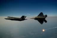 Entraînement aérien de deux chausseurs de cinquième génération, le F-35 et le F-22, au-dessus de la Floride. © USAF