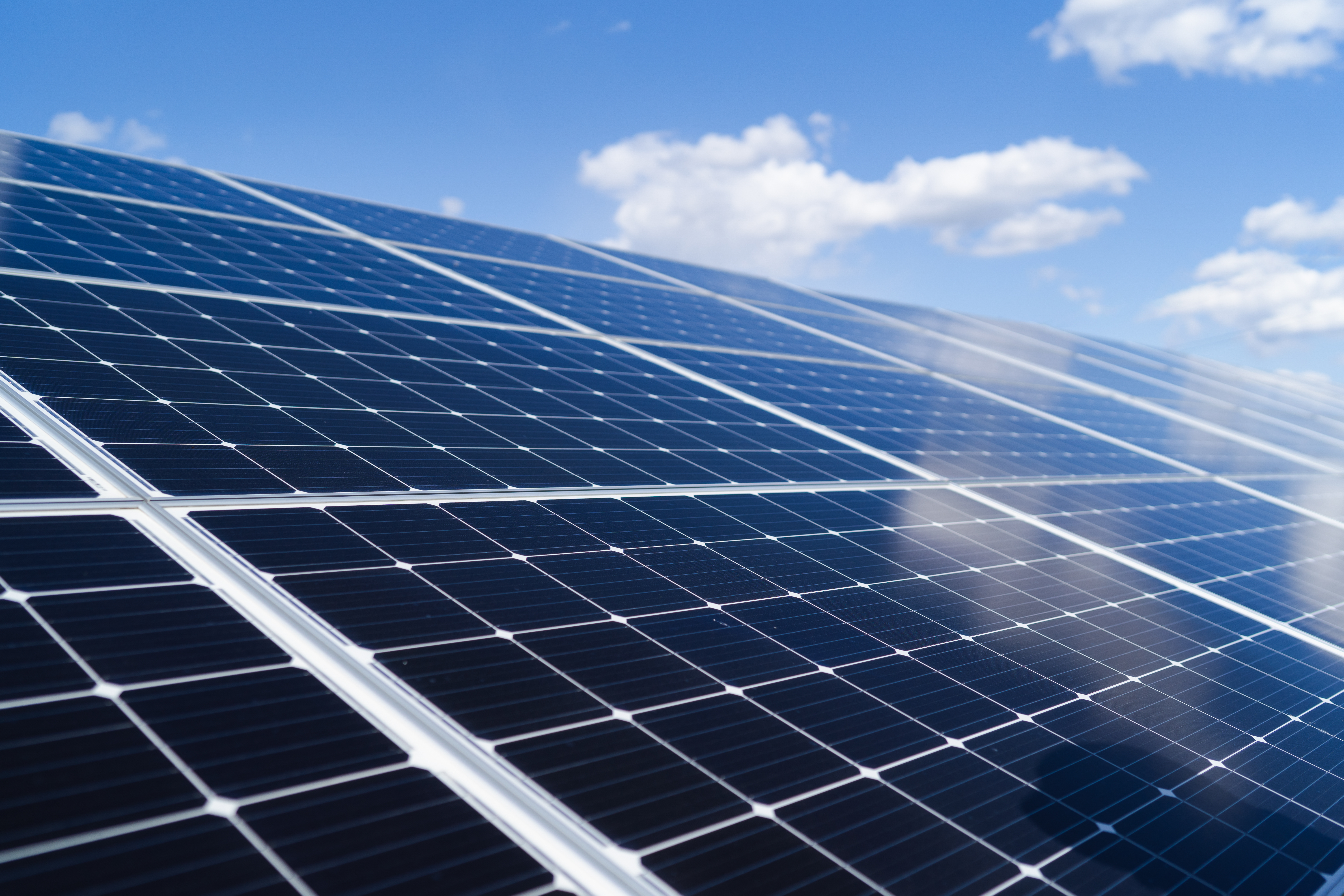 Un kit solaire autoconsommation permet de produire une énergie propre et économique à condition de ne pas commettre certaines erreurs lors de son achat © Andrii, Adobe Stock