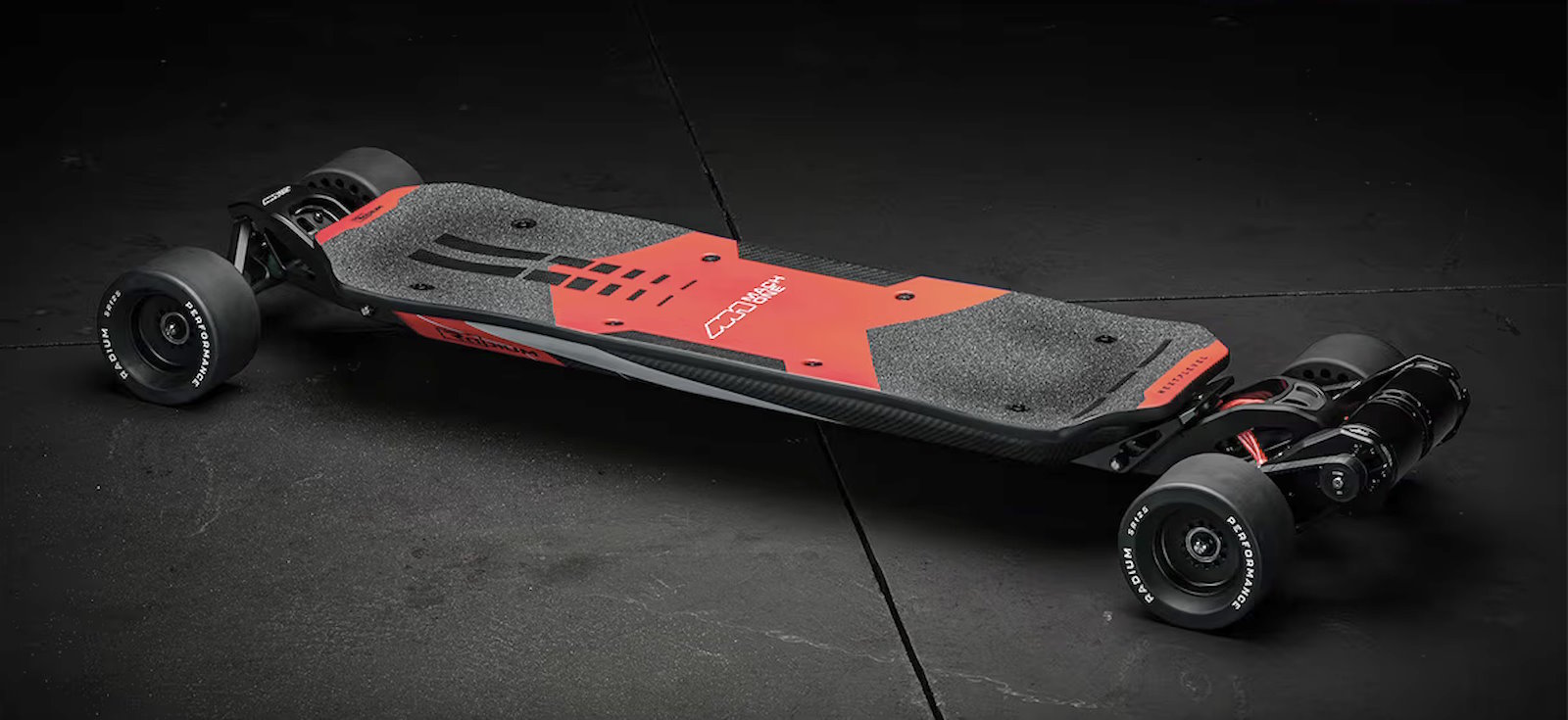 Le Mach One est un skateboard électrique australien capable d’atteindre une vitesse maximale de 72 km/h. © Radium Performance