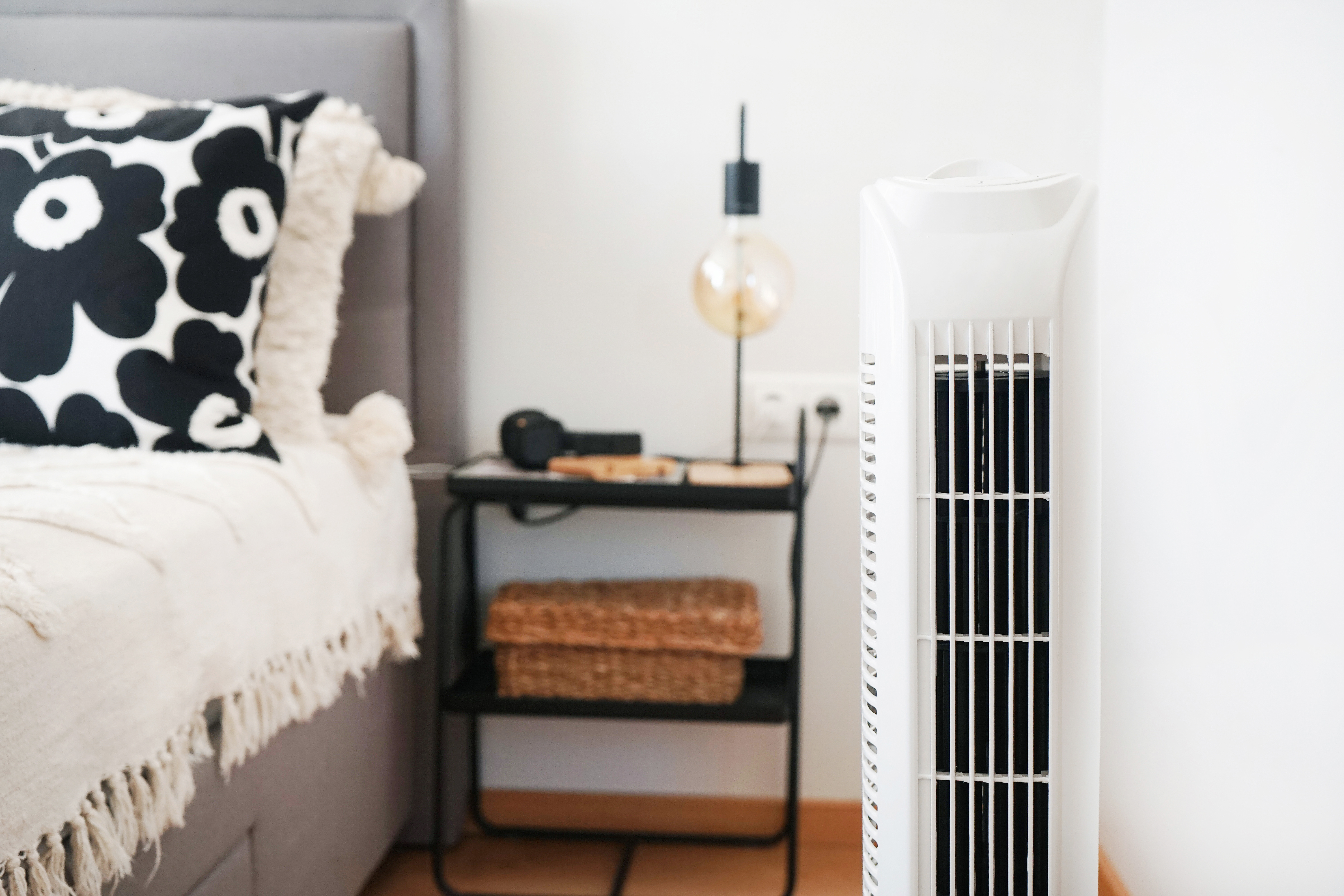 Les ventilateurs colonne sont une solution efficace et abordable pour lutter contre la chaleur estivale © Kateryna, Adobe Stock