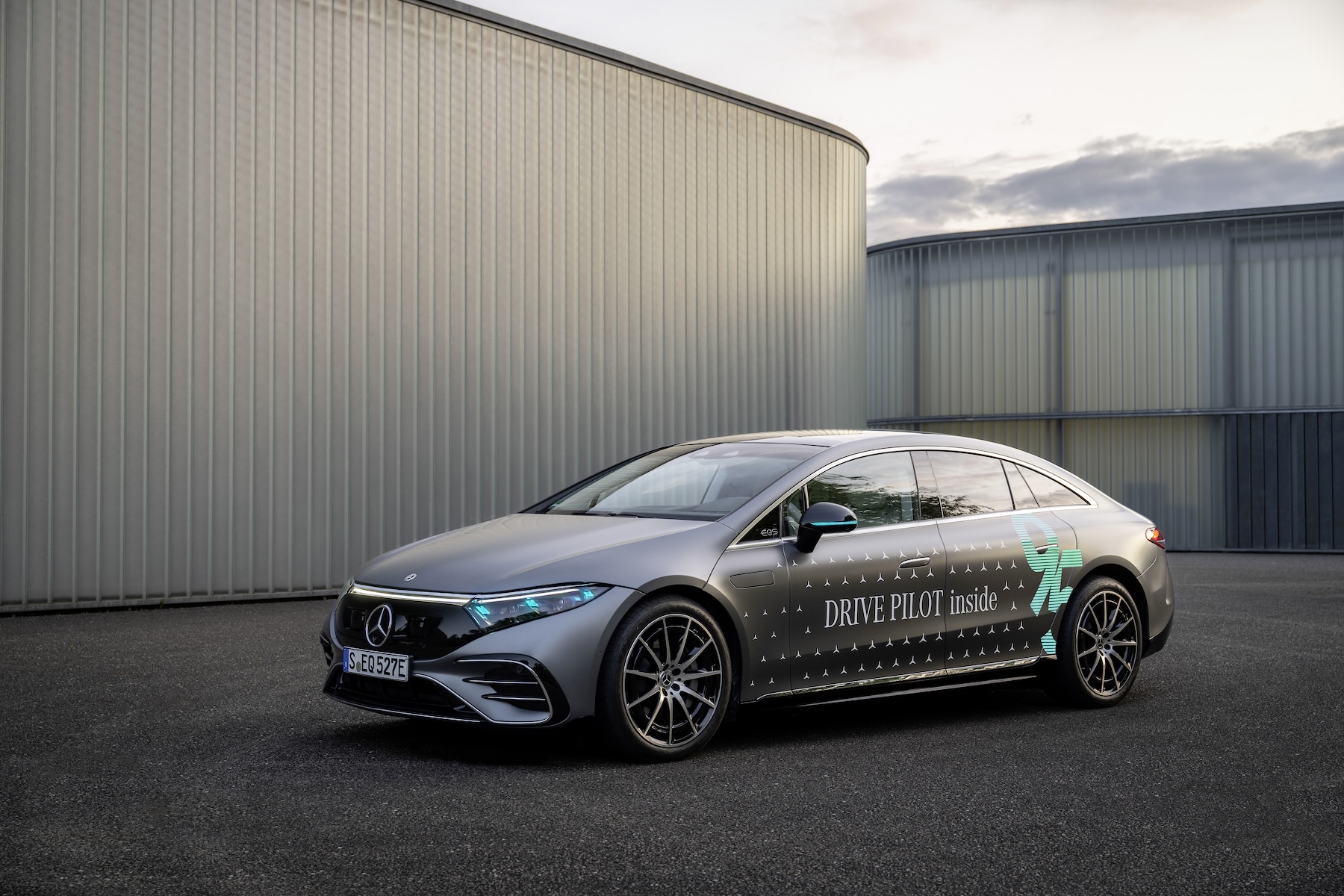 Mercedes intègre un nouvel éclairage pour indiquer la conduite autonome sur ces véhicules de test. © Mercedes Benz