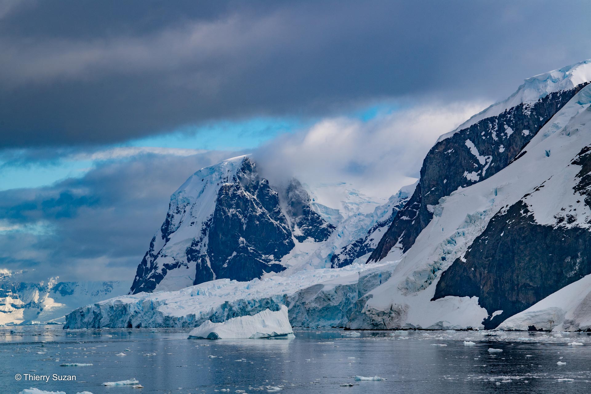 Le souffle de Neko | Péninsule AntarctiqueLes formations glaciaires de Neko Harbour jouent un rôle crucial dans l'écosystème local, en influençant les courants marins et la faune marine.© Thierry Suzan – Tous droits réservés
