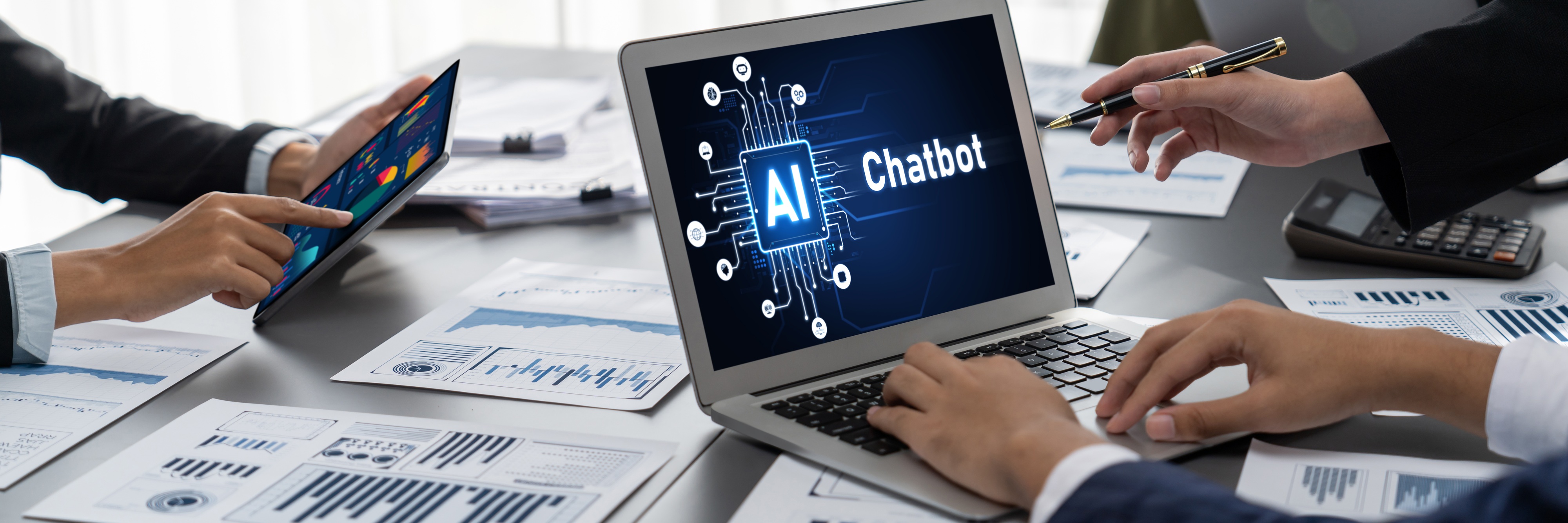 Le prompt engineer travaille en collaboration avec des développeurs ou des ingénieurs afin de concevoir des prompts précis et pertinents, qui répondent aux besoins des entreprises et des utilisateurs. C'est grâce aux mots et aux requêtes du prompt engineer que le modèle d'intelligence artificielle pourra générer le résultat souhaité. © Summit Art Creations, Adobe Stock. 